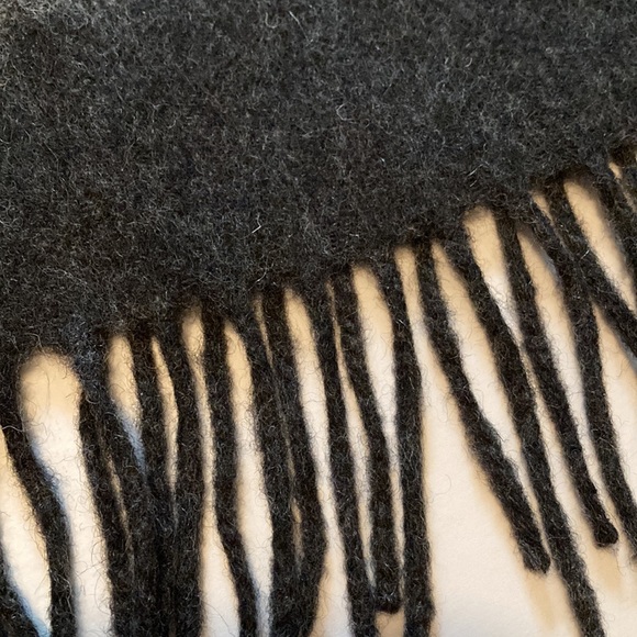 GILDED AGE NEW YORK GRAY WOOL SCARF 72x15.5” NEW - Picture 3 of 5